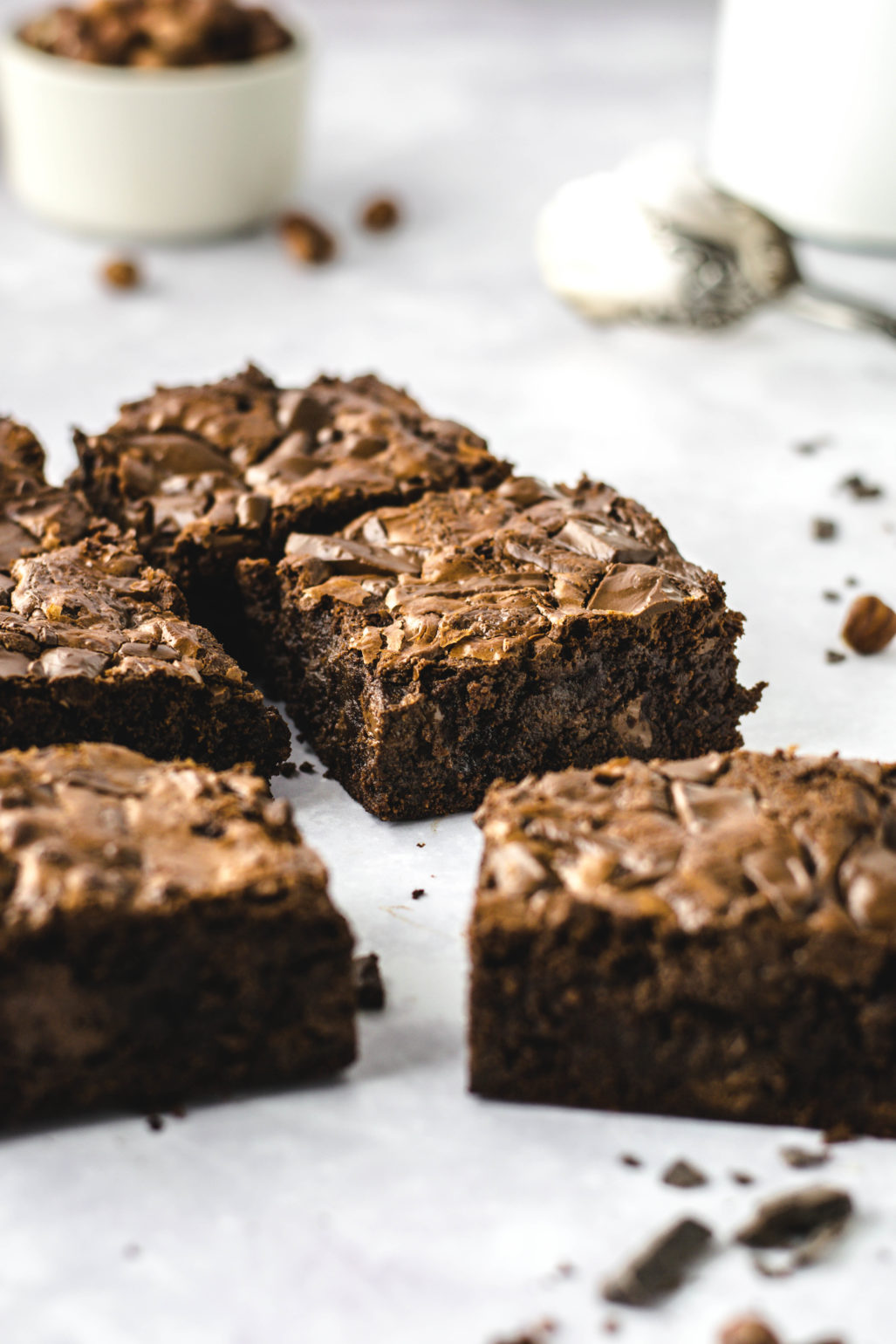 Wunderbar einfaches Rezept für die besten fudgy Nutella Brownies! Total saftig und nicht zu matschig! Amerikanische Brownies, schnell gemacht und perfekter Kuchen fürs Büro. #Brownies #Nutella #Fudge #Fudgy #Schokolade