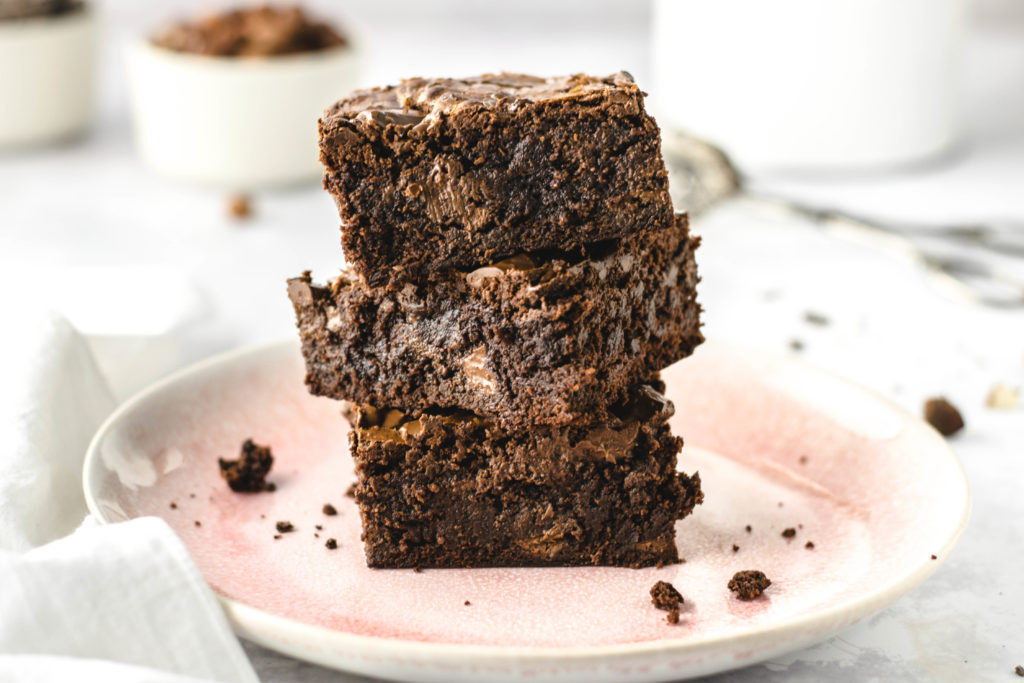 Wunderbar einfaches Rezept für die besten fudgy Nutella Brownies! Total saftig und nicht zu matschig! Amerikanische Brownies, schnell gemacht und perfekter Kuchen fürs Büro. #Brownies #Nutella #Fudge #Fudgy #Schokolade