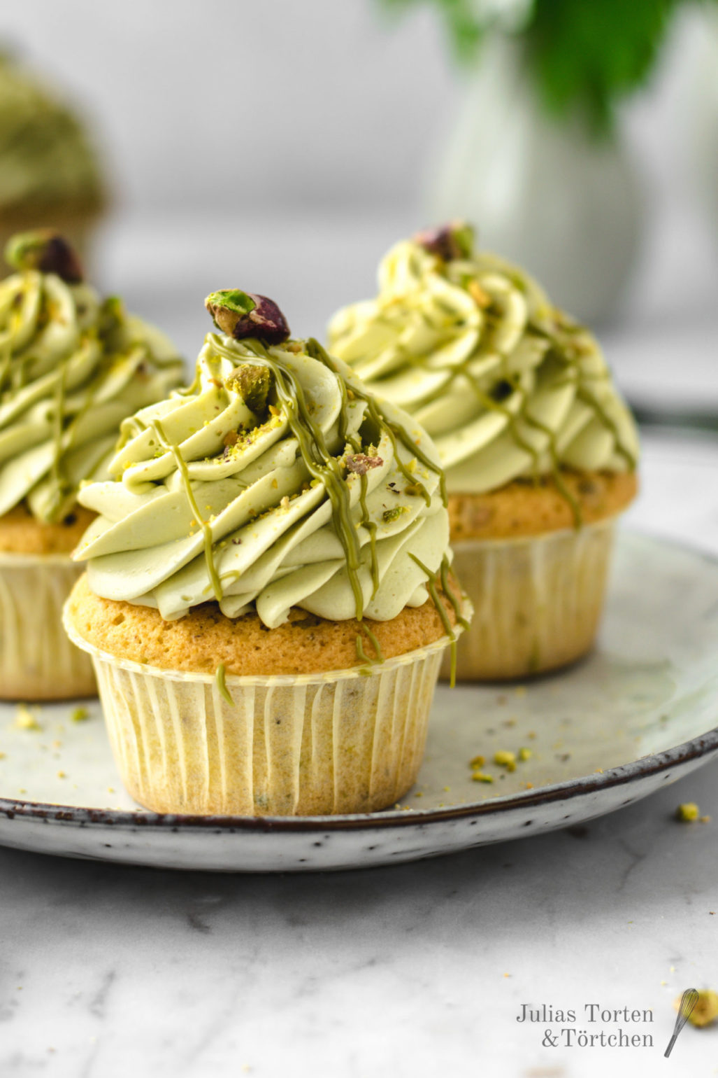 Einfaches Rezept für fluffige Pistazien Cupcakes mit Vanille und Frischkäse Topping. #Cupcakes #Muffins #Rezept #Torte #Kuchen #Pistazien