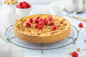 Rezept für super einfachen und schnellen Käsekuchen mit Himbeeren und Keksboden, genauer Amarettini Boden. Cremiger Käsekuchen mit Frischkäse und Schmand, saisonaler Cheesecake für den Sommer. #Käsekuchen #saisonal #himbeeren #cheesecake #amarettini #Schmandkuchen #keksboden #mürbeteig