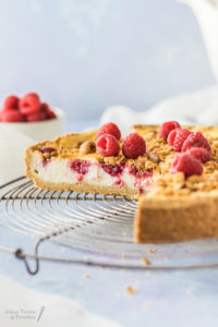 Rezept für super einfachen und schnellen Käsekuchen mit Himbeeren und Keksboden, genauer Amarettini Boden. Cremiger Käsekuchen mit Frischkäse und Schmand, saisonaler Cheesecake für den Sommer. #Käsekuchen #saisonal #himbeeren #cheesecake #amarettini #Schmandkuchen #keksboden #mürbeteig