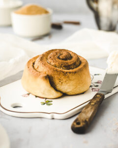 Rezept und Schritt für Schritt Anleitung für die besten saftigen weichen Zimtschnecken mit amerikanischem Frischkäsetopping. Einfaches Rezept für Zimtschnecken aus Hefeteig mit Trockenhefe oder Frischhefe. Große fluffige #Kanelbullar #Zimtschnecken #Hefe #Hefeteig #Cinnamonrolls #Frischkäsetopping #amerikanisch #einfach