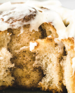 Rezept und Schritt für Schritt Anleitung für die besten saftigen weichen Zimtschnecken mit amerikanischem Frischkäsetopping. Einfaches Rezept für Zimtschnecken aus Hefeteig mit Trockenhefe oder Frischhefe. Große fluffige #Kanelbullar #Zimtschnecken #Hefe #Hefeteig #Cinnamonrolls #Frischkäsetopping #amerikanisch #einfach