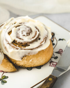 Rezept und Schritt für Schritt Anleitung für die besten saftigen weichen Zimtschnecken mit amerikanischem Frischkäsetopping. Einfaches Rezept für Zimtschnecken aus Hefeteig mit Trockenhefe oder Frischhefe. Große fluffige #Kanelbullar #Zimtschnecken #Hefe #Hefeteig #Cinnamonrolls #Frischkäsetopping #amerikanisch #einfach