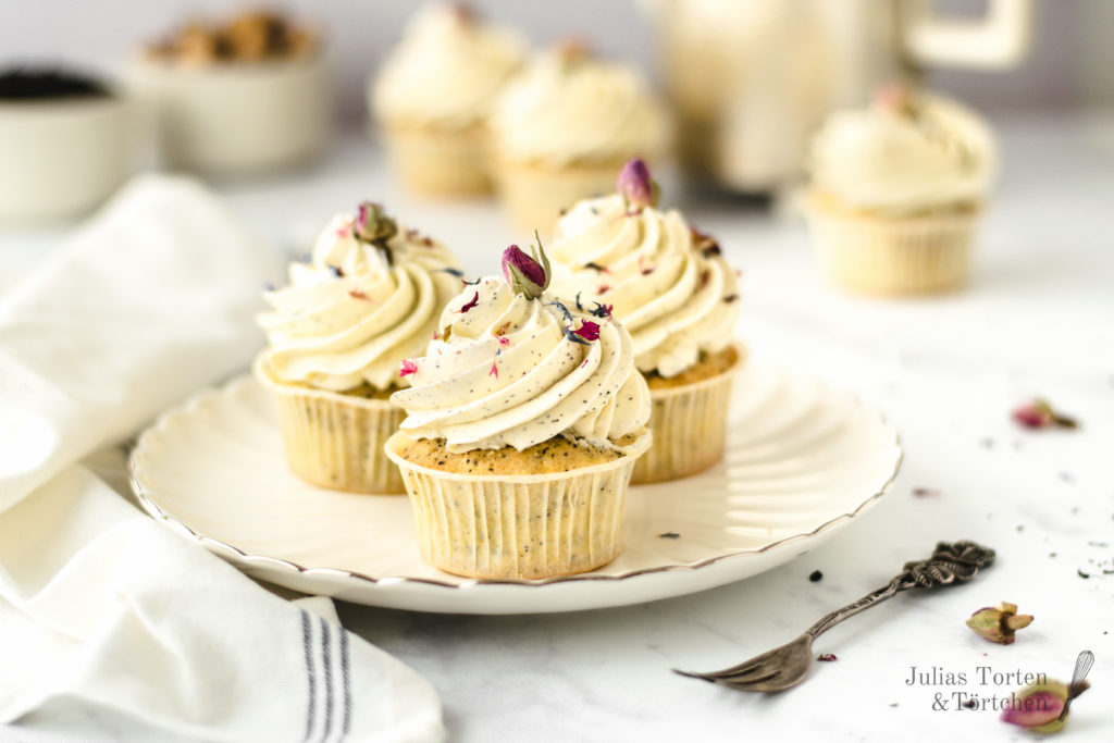 Rezept für einfache luftige Earl Grey Cupcakes mit Vanille und Frischkäse Buttercreme Topping. Diese London Fog Cupcakes sind perfekt für jede Tee Party! Elegant dekoriert sind sie perfekt für jeden Geburtstag! #Cupcakes #Muffins #Tee #Cupcakesrezept #vanille #Frischkäse