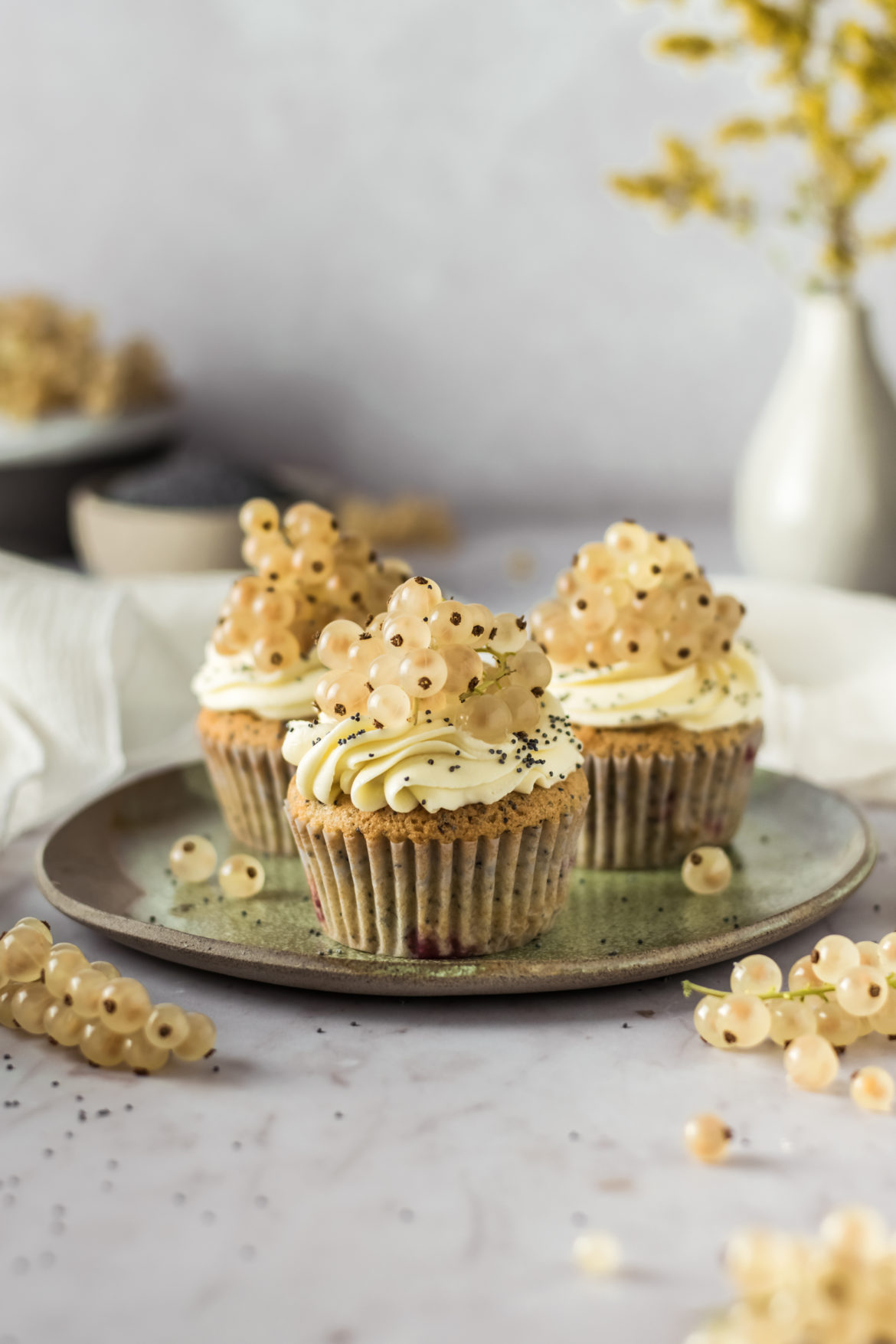 Johannisbeer Mohn Cupcakes mit Frischkäse Frosting