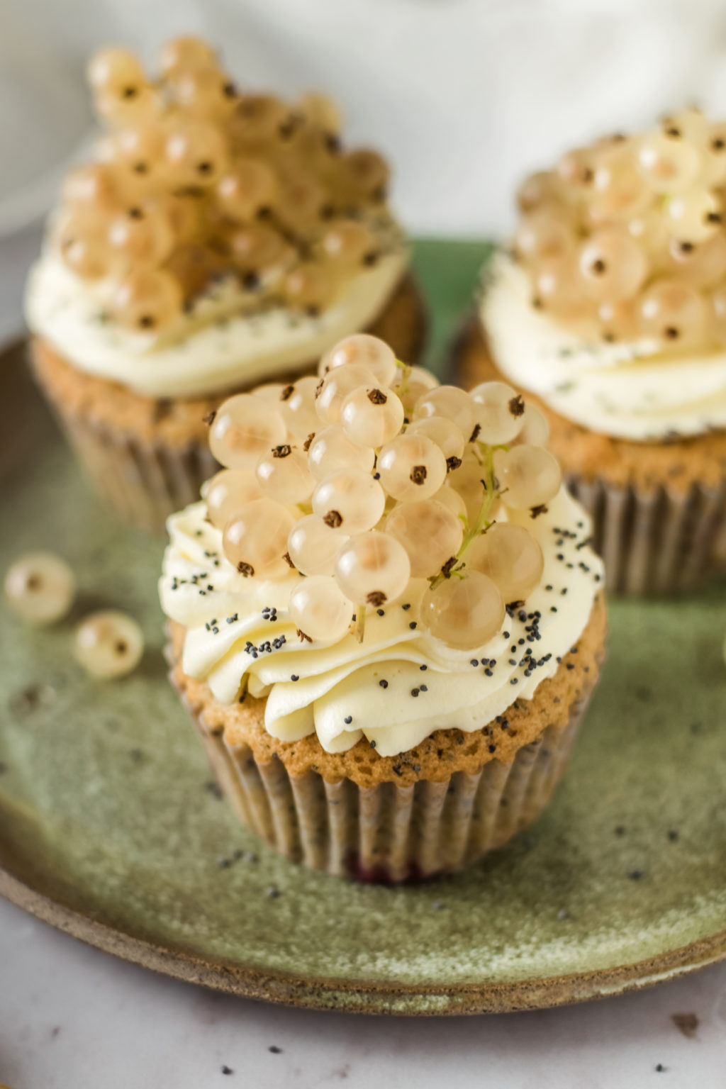 Johannisbeer Mohn Cupcakes mit Frischkäse Frosting