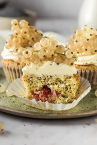 Einfaches Rezept für saftige Johannisbeer Mohn Cupcakes mit Frischkäsetopping, fruchtig und schnell gemacht! Cupcakes statt Johannisbeerkuchen? Saftige saisonale Cupcakes mit Frischkäse Frosting #Jhannisbeeren #Johannisbeerkuchen #saisonal #caupcakes #rezept