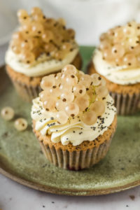 Einfaches Rezept für saftige Johannisbeer Mohn Cupcakes mit Frischkäsetopping, fruchtig und schnell gemacht! Cupcakes statt Johannisbeerkuchen? Saftige saisonale Cupcakes mit Frischkäse Frosting #Jhannisbeeren #Johannisbeerkuchen #saisonal #caupcakes #rezept