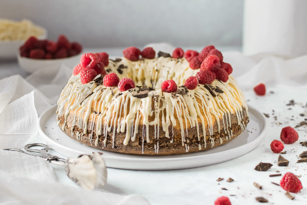 Einfaches Rezept für sommerliche Version einer Donauwelle mit Himbeeren und als Gugelhupf! Mega saftiger Marmorkuchen mit Himbeeren! #Donauwelle #Himbeeren #Gugelhupf #Marmorkuchen #saisonal #Kuchen