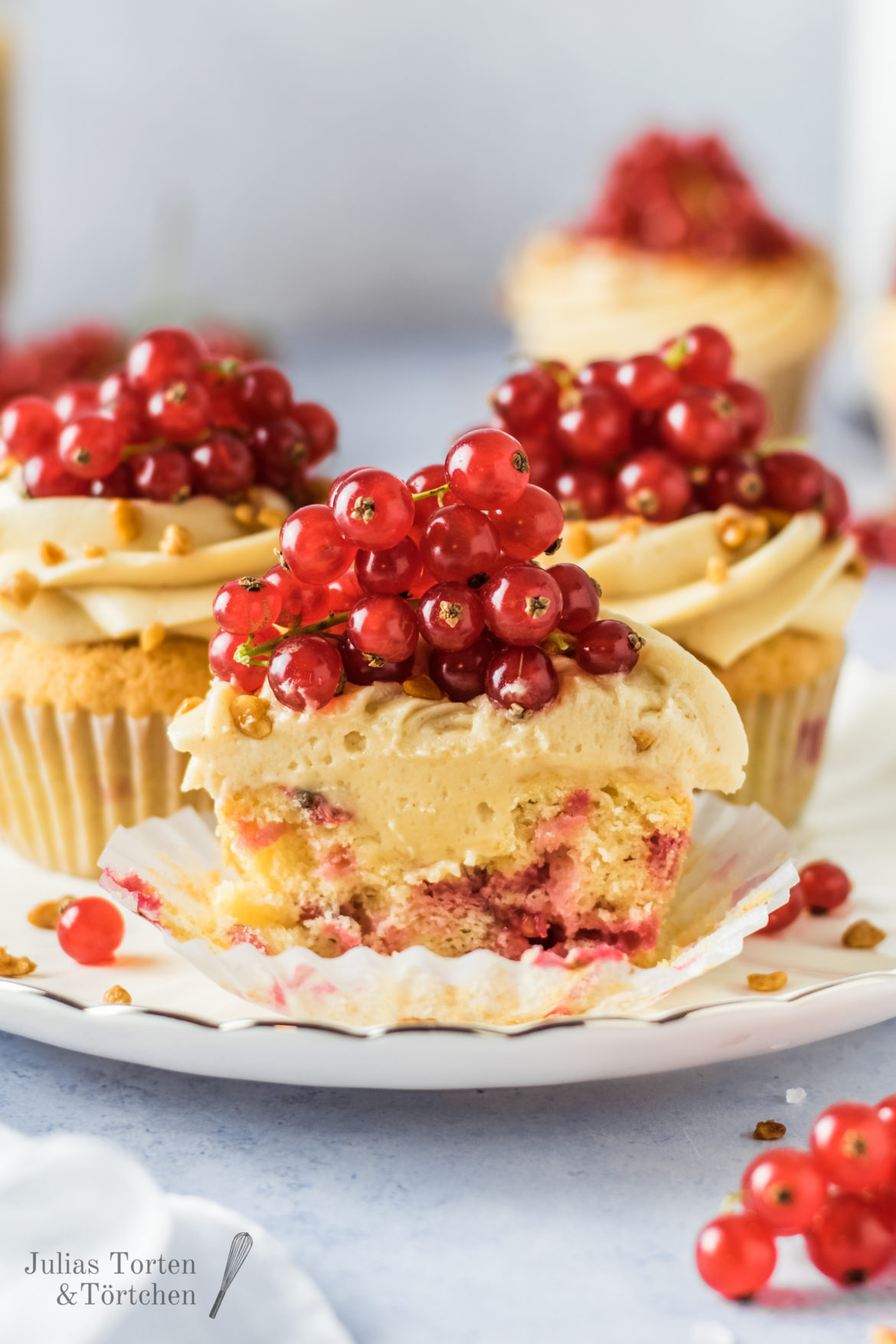 Johannisbeer Erdnussbutter Cupcakes mit Frischkäse Frosting