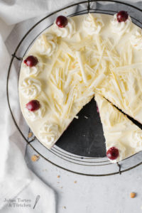 Einfaches und schnelles Rezept für No Bake Cheesecake ohne Gelatine. Schwarzwälder Kirschtorte perfekt für den Sommer ... als Käsekuchen und mit weißer Schokolade, Kühlschranktorte ganz ohne Backen. #nobake #cheesecake #käsekuchen #kühlschranktorte