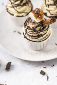 Einfaches Rezept für Schokoladen Cupcakes im Hot Chocolate Style. Gefüllt mit Schokokern und mit Frischkäse Topping. #cupcakes #hotchocolate #backen #heißeschokolade