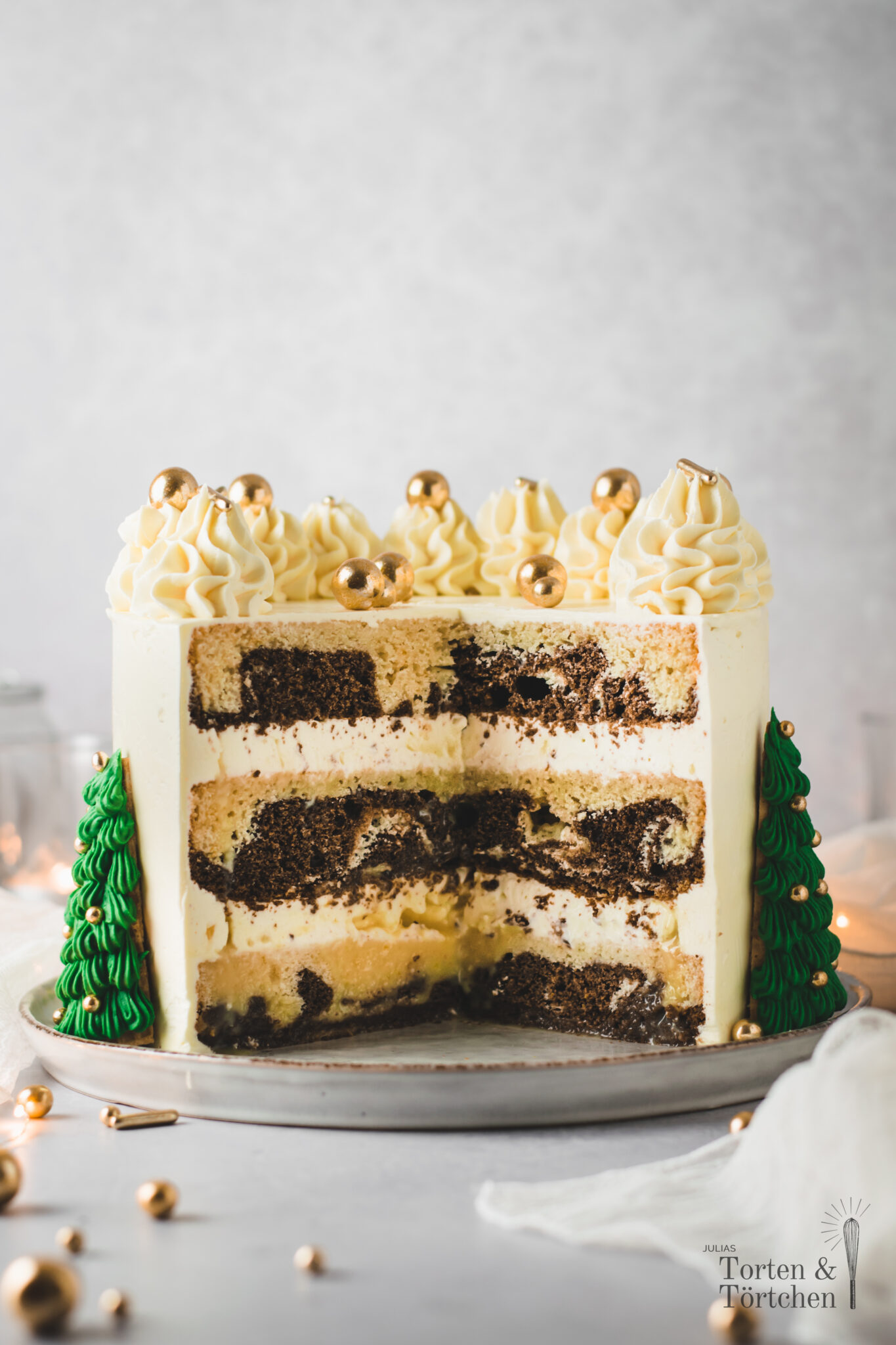 Winterliche Tannenbaum Torte Marmor Torte mit Orangen Curd