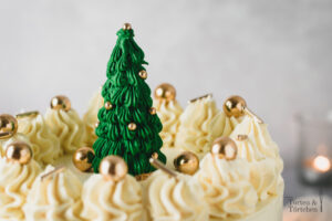 Festliches Rezept für eine weihnachtliche Torte. Tannenbaum Torte mit Marmorkuchen und Orangencurd. Wintertorte mit Tannenbäumen aus Eiswaffeln. #Weihnachtstorte #Wintertorte #Tannenbaumtorte #Marmorkuchen #Marmortorte #Buttercremetorte