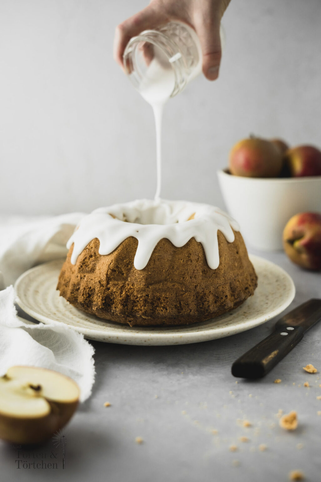 Einfaches Rezept für saftigen Apfel Gugelhupf mit Amarettini und schnellem Guss. Perfekter Kuchen fürs Büro, da er mit den Äpfeln lange saftig bleibt und nicht gekühlt werden muss! #Gugelhupf #Apfelkuchen #Rührkuchen #KuchenfürsBüro #Obstkuchen #Rezept #Backen