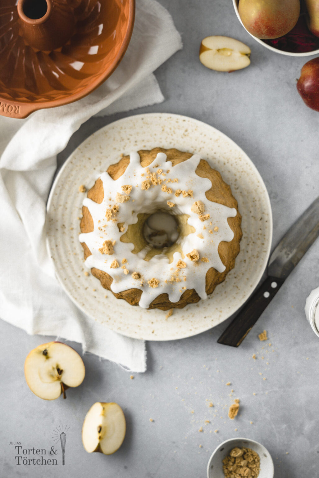 Einfaches Rezept für saftigen Apfel Gugelhupf mit Amarettini und schnellem Guss. Perfekter Kuchen fürs Büro, da er mit den Äpfeln lange saftig bleibt und nicht gekühlt werden muss! #Gugelhupf #Apfelkuchen #Rührkuchen #KuchenfürsBüro #Obstkuchen #Rezept #Backen
