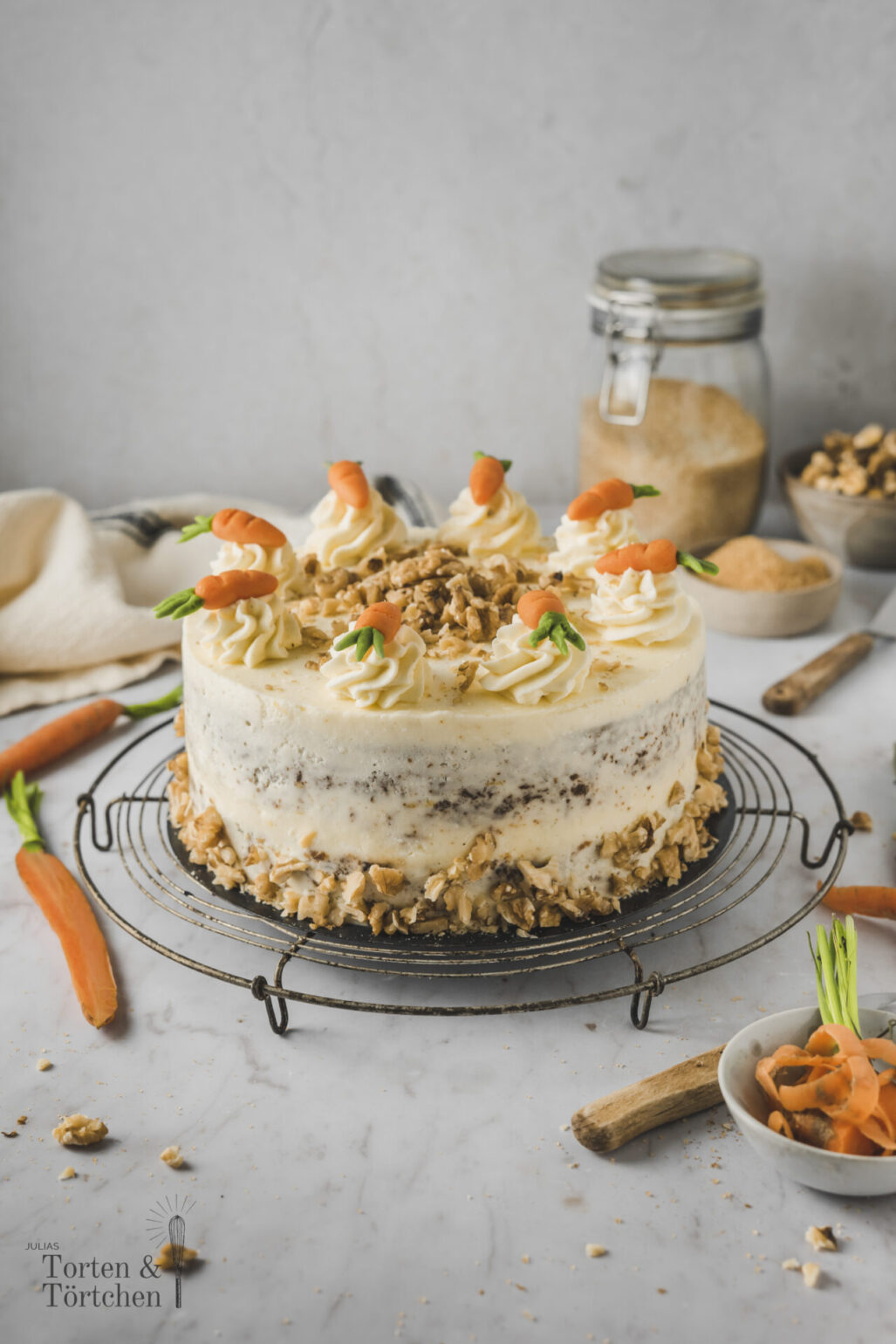Karottenkuchen - Klassische Rübli Torte mit Frischkäsecreme