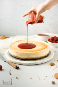 Einfaches Rezept für Original New York Cheesecake mit Keksboden und Fruchtspiegel. Der klassische amerikanische Käsekuchen ist so super cremig und dekadent, da lohnen sich die Kalorien! #Käsekuchen #Cheesecake #Rezept #Kuchen #Torte #Backen