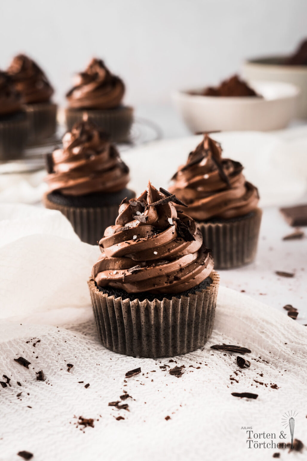 Rezept für die besten Schoko Cupcakes mit Meringue Buttercreme und lockerem Muffin sind sie nicht zu mächtig und nicht zu süß! Eines der besten Rezepte für saftige Schokoladen Cupcakes #Schokocupcakes #Schokolade #Cupckaes #Backen