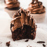 Rezept für die besten Schoko Cupcakes mit Meringue Buttercreme und lockerem Muffin sind sie nicht zu mächtig und nicht zu süß! Eines der besten Rezepte für saftige Schokoladen Cupcakes #Schokocupcakes #Schokolade #Cupckaes #Backen