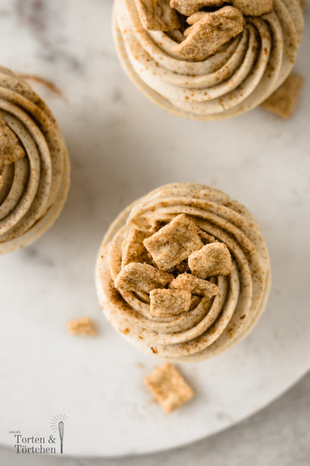 Einfaches Rezept für saftige Cini Mini Cupcake / Zimt Cupcakes mit Frischkäse Mascarpone Topping ohne Buttercreme. #Backen #Kuchen #Cupcakes #Zimt #Torte #Muffins