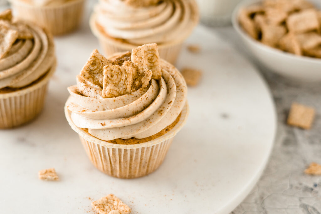 Einfaches Rezept für saftige Cini Mini Cupcake / Zimt Cupcakes mit Frischkäse Mascarpone Topping ohne Buttercreme. #Backen #Kuchen #Cupcakes #Zimt #Torte #Muffins