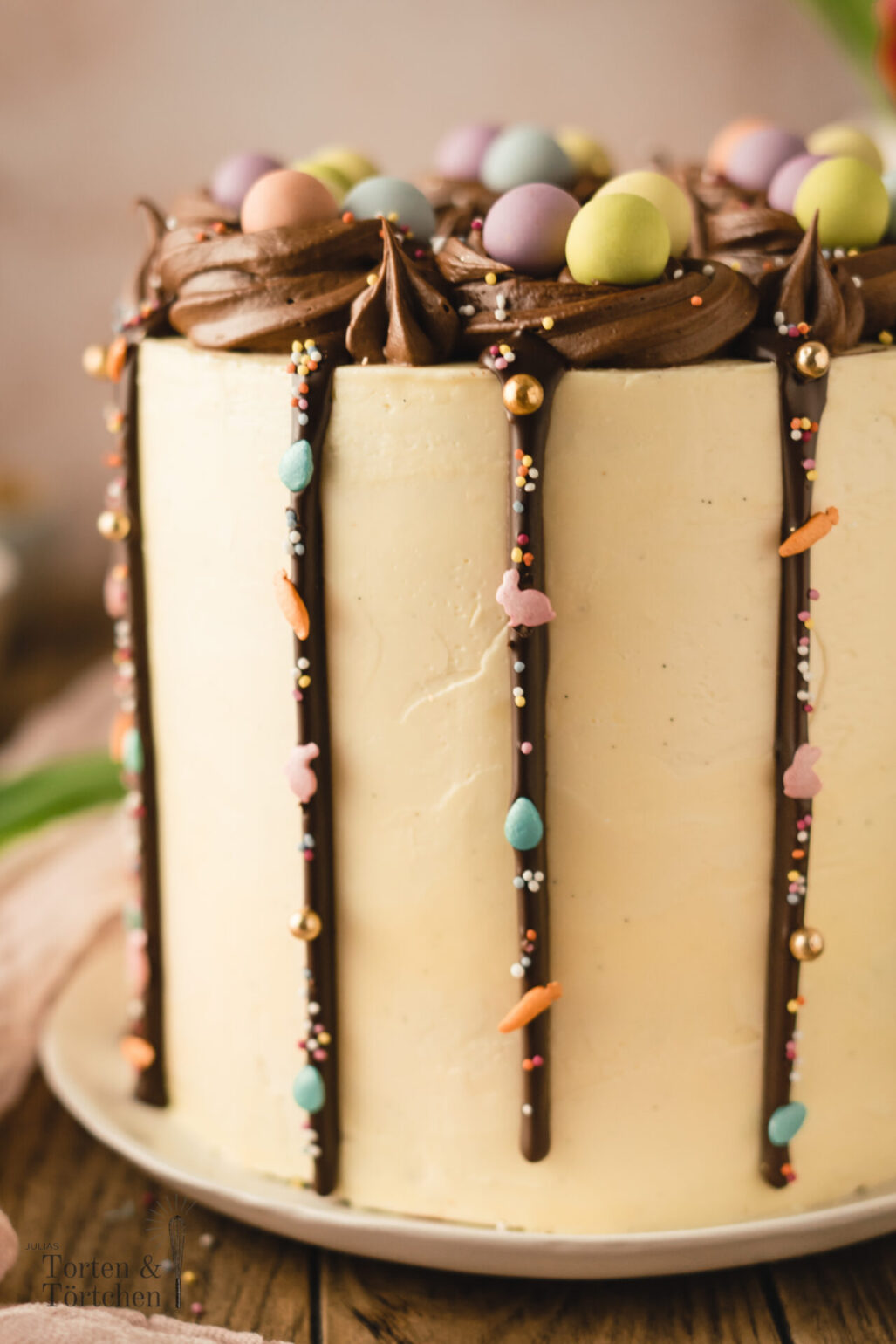 Rezept für eine elegante Ostertorte mit Marzipan, Nougat und Buttercreme. Ostertorte dekorieren mit Schokodrip und Osternestern. #Ostertorte #Ostern #Torte #Dripcake #Driptorte