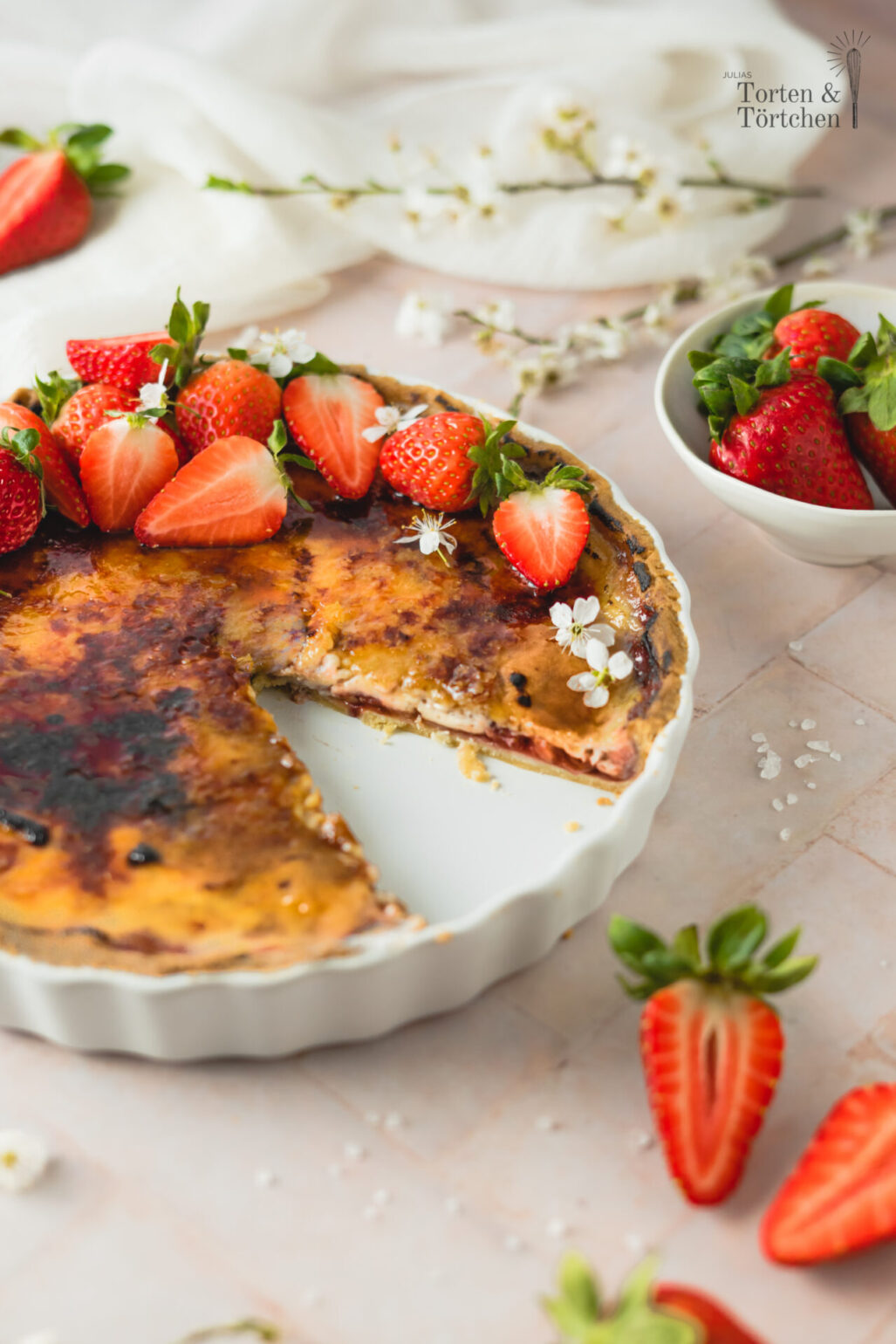 Saisonales Rezept für eine Feine Creme Brulee Tarte mit frischen Erdbeeren und Erdbeerfüllung. Dazu zart knuspriger Mürbeteig und eine knackige Schicht karamellisierter Zucker. #brulee #tarte #erdbeer #erdbeeren #erdbeertorte #erdbeertarte #erdbeerkuchen #dessert #saisonal