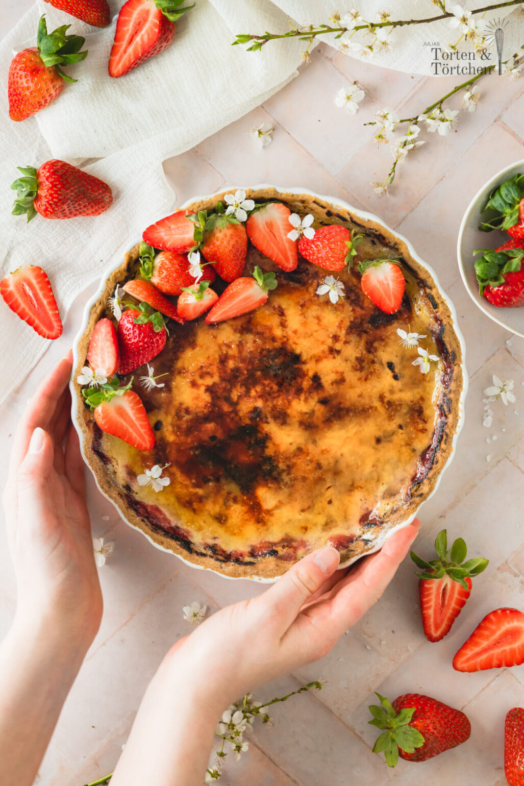 Saisonales Rezept für eine Feine Creme Brulee Tarte mit frischen Erdbeeren und Erdbeerfüllung. Dazu zart knuspriger Mürbeteig und eine knackige Schicht karamellisierter Zucker. #brulee #tarte #erdbeer #erdbeeren #erdbeertorte #erdbeertarte #erdbeerkuchen #dessert #saisonal