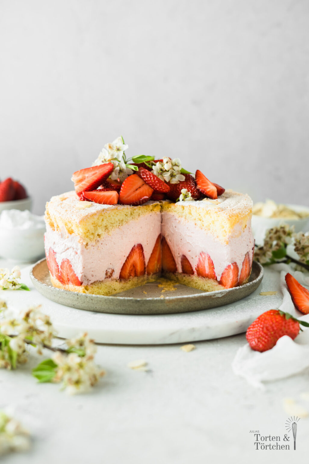 Einfaches Rezept für eine fruchtige Käse Sahne Torte mit frischen Erdbeeren. Diese kleine Käse Sahne Torte ist super leicht gemacht und schmeckt super fruchtig nach Erdbeeren! #Erdbeeren #Erdbeertorte #KäseSahne #Torte #Saisonal #Käsekuchen #Biskuit