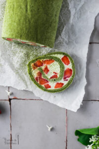 Einfaches Rezept für eine zarte Erdbeer Biskuitrolle mit Matcha. Gefüllt mit Mascarpone Erdbeer creme, plus ein Hauch Zitrone. Matcha Erdbeer Biskuitrolle selber backen. #Erdbeer #Erdbeeren #Torte #Biskuit #Biskuitrolle #Matcha #Mascarpone #Erdbeertorte