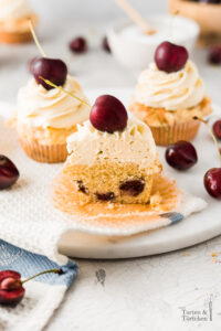 Rezept für Kirsch Cupcakes mit Streuseln und sahnigem Vanille Mascarpone Topping. Perfekt zum saisonalen backen im Sommer! Wie wäre es dieses Jahr ma mit Kirsch Cupcakes statt Kirschkuchen? #Kirsch #Kirschen #Cupcakes #backen #Kirschkuchen #saisonal #Rezept #Vanille #Streusel