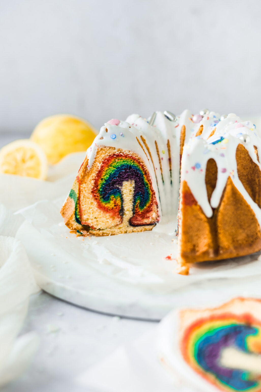 Einfaches Rezept für einen Zitronenkuchen im Regenbogenkuchen Look. Dank Joghurt super saftig. Das Regenbogenmuster lässt sich von außen nur erahnen, weswegen dieser Surprise inside Cake gerade für Kindergeburtstage ein schneller und unaufwendiger Geburtstagskuchen ist. #Regenbogenkuchen #Gugelhupf #Zitronenkuchen #Geburtstagskuchen #backen #Rezept