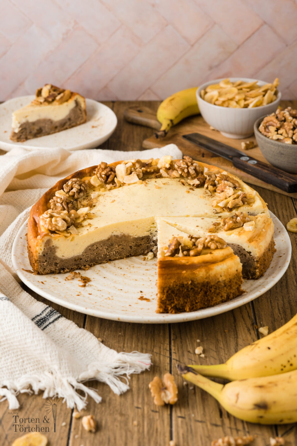 Einfaches Rezept für saftigen Bananenkuchen mit New York Cheesecake Schicht und knackigen Walnüssen. Perfekt für die Verwertung von braunen Bananen und sehr beliebt auf der Arbeit! #Bananenkuchen #Käsekuchen #Cheesecake #Nusskuchen #Backen #Rezept
