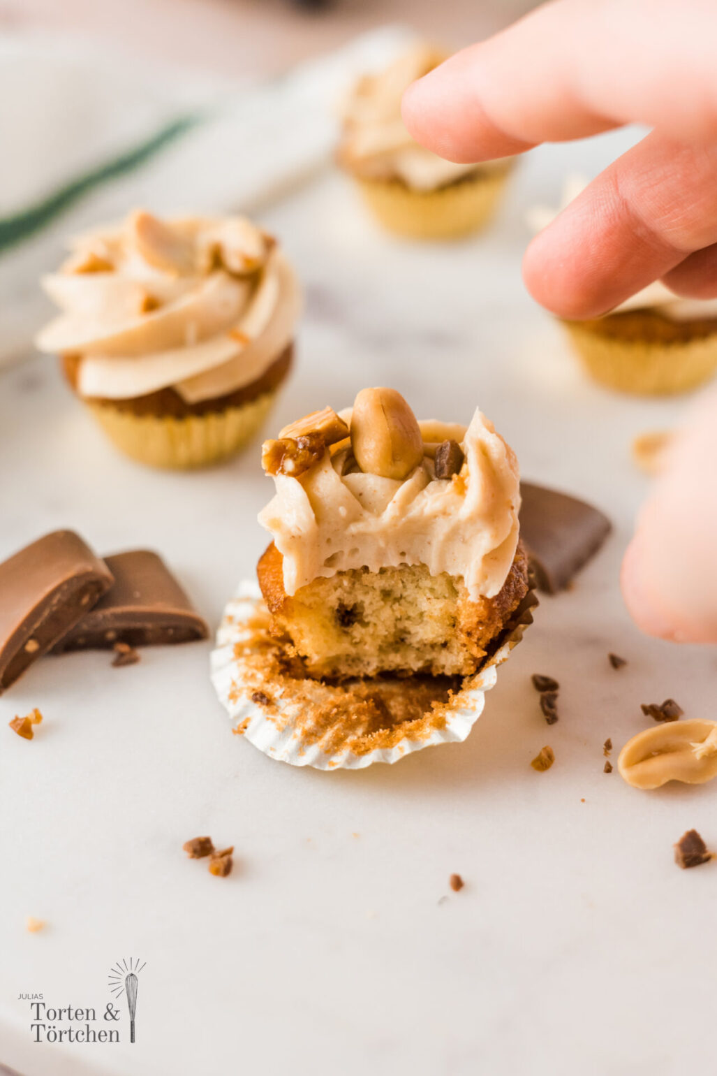 Einfaches und schnelles Rezept für saftige Erdnuss Mini Cupcakes mit Daim und Frischkäse Frosting mit Erdnussbutter. Perfekte kleine Happen fürs Büro oder einen Geburtstag. #Cupcakes #MiniCupcakes #Erdnuss #Erdnussbutter #Backen #Kuchen #Rezept