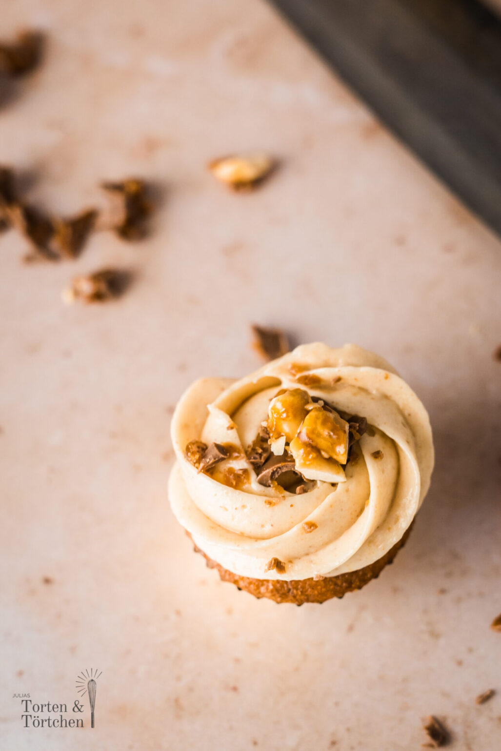 Einfaches und schnelles Rezept für saftige Erdnuss Mini Cupcakes mit Daim und Frischkäse Frosting mit Erdnussbutter. Perfekte kleine Happen fürs Büro oder einen Geburtstag. #Cupcakes #MiniCupcakes #Erdnuss #Erdnussbutter #Backen #Kuchen #Rezept