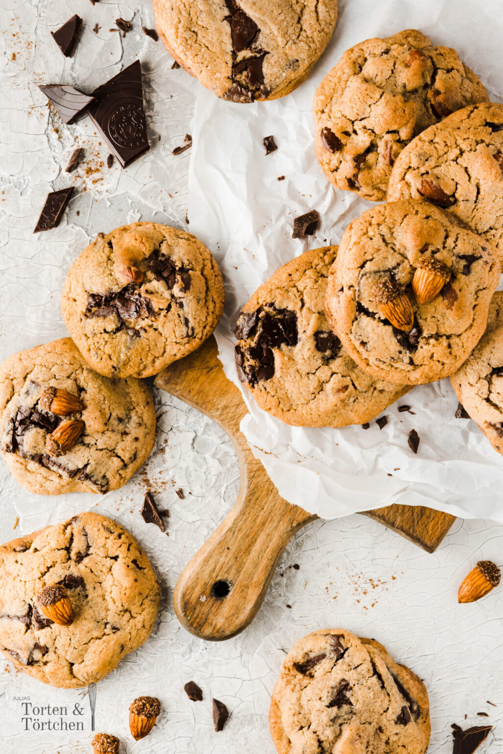 Einfaches gelingsicheres Rezept für weiche Mandel Zimt Cookies mit zart schmelzender dunkler Schokolade. Die besten weichen Kekse mit Nüssen! #Rezept #Cookies #Mandelkekse #Schokokekse #backen #rezept