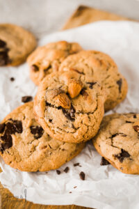 Einfaches gelingsicheres Rezept für weiche Mandel Zimt Cookies mit zart schmelzender dunkler Schokolade. Die besten weichen Kekse mit Nüssen! #Rezept #Cookies #Mandelkekse #Schokokekse #backen #rezept