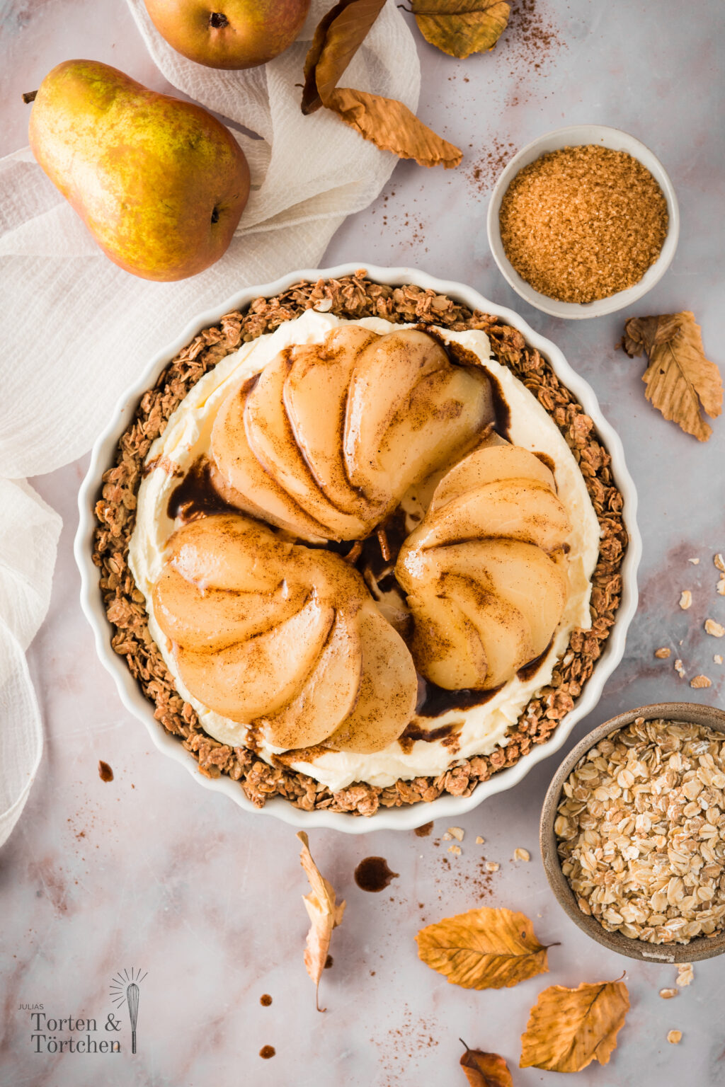 Birnen Mascarpone Tarte mit Haferflocken Boden und Zimtsirup