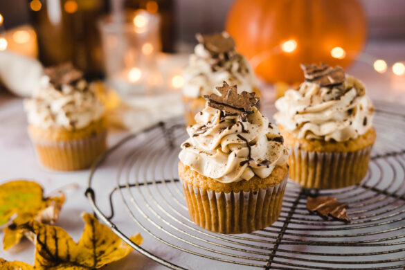 Johannisbeer Erdnussbutter Cupcakes mit Frischkäse Frosting