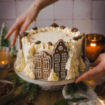 Rezept für eine festliche Gebrannte Mandel Torte. Winterlich dekoriert mit Lebkuchen Häuschen. Perfekte Weihnachtstorte! #Torte #wintertorte #wintercake #cakedecorating #mandel #rezept #backen #weihnachtsbäckerei