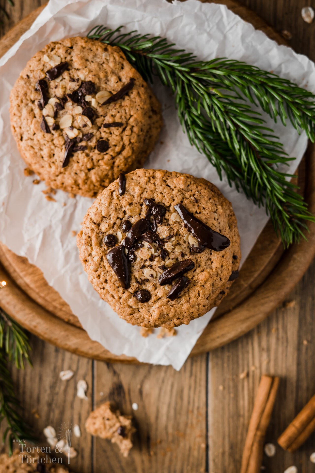 Schnelles und einfaches Rezept für wunderbare Haferplätzchen. Es ist eine Abwandlung von meinem Ursprünglichen Hafeplätzchenrezept mit Datteln, weil ich schon dieses so gerne mochte und da war ich nicht die Einzige! Aber ehrlich gesagt die Haferkekse mit Nougatfüllung haben es mir noch ein wenig mehr angetan! #hafeplätzchen #haferkekse #nougat #cookies #kekse #weihnachtsbäckerei #weihnachtsplätzchen #plätzchenrezept