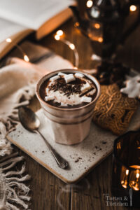 Einfaches und schnelles Rezept für die beste heiße Schokolade! Schön dickflüssig und mit Geheimzutat! #heißeschokolade #kakao #hotchocolate #rezept #winter #kaffee #weihnachtsbäckerei