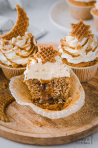 Einfaches Rezept für Stroopwafel Cupcakes (Karamellwaffel) Cupcakes mit Karamellfüllung, Zimt und vanilligem Frischkäsetopping. Super süß und einfach dekoriert mit Mond und Sternen. #Cupcakes #Rezept #Stroopwafel #karamell #backen #zimt