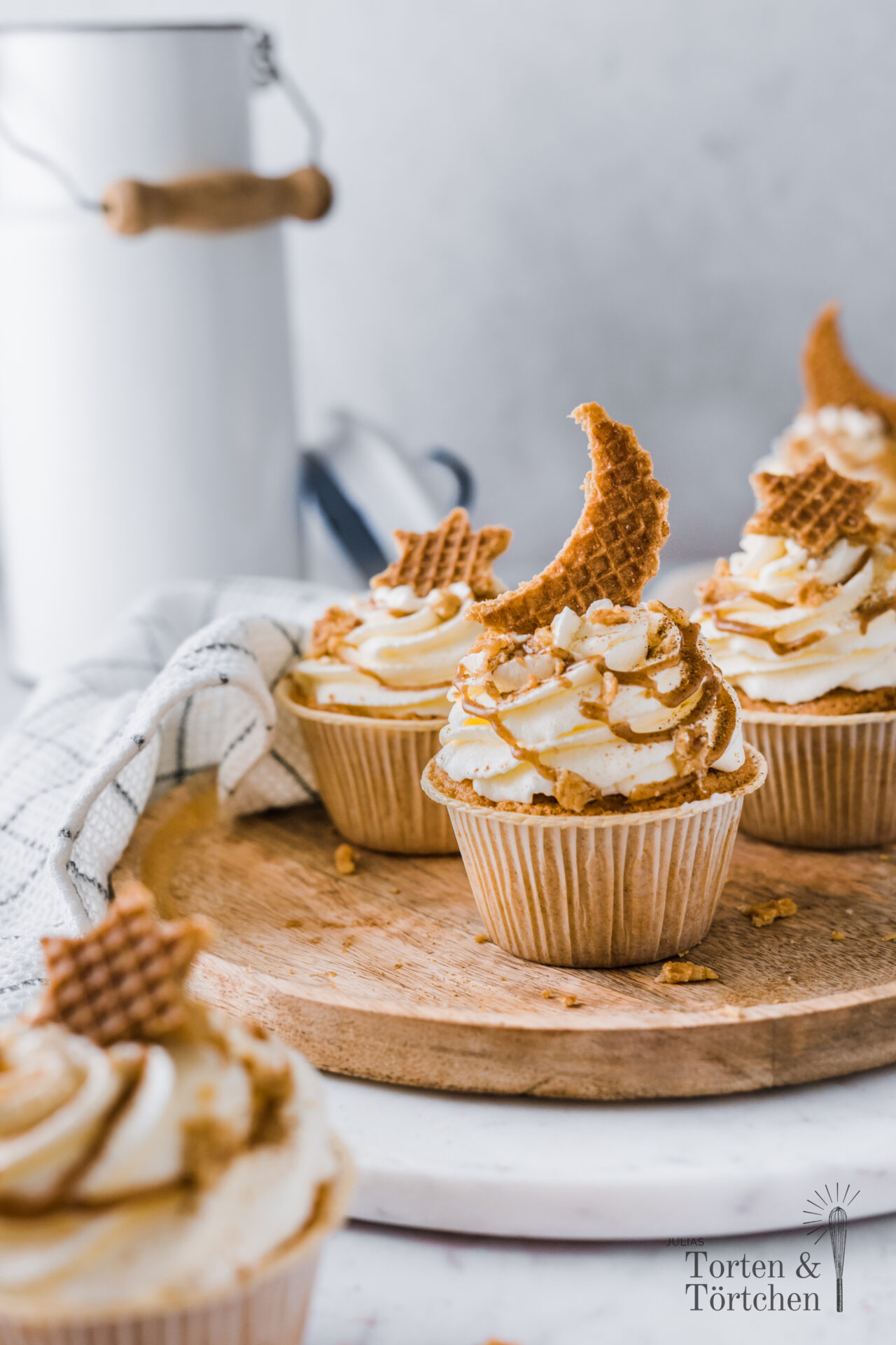 Einfaches Rezept für Stroopwafel Cupcakes (Karamellwaffel) Cupcakes mit Karamellfüllung, Zimt und vanilligem Frischkäsetopping. Super süß und einfach dekoriert mit Mond und Sternen. #Cupcakes #Rezept #Stroopwafel #karamell #backen #zimt
