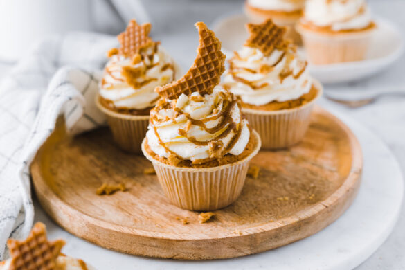 Johannisbeer Erdnussbutter Cupcakes mit Frischkäse Frosting