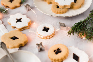 Einfaches Rezept für klassische Linzer Plätzchen aus zartem Mandel Mürbeteig. Perfekte Weihnachtsplätzchen! #Weihnachtsbäckerei #Weihnachtsplätzchen #Plätzchen #Kekse #backen #Weihnachten