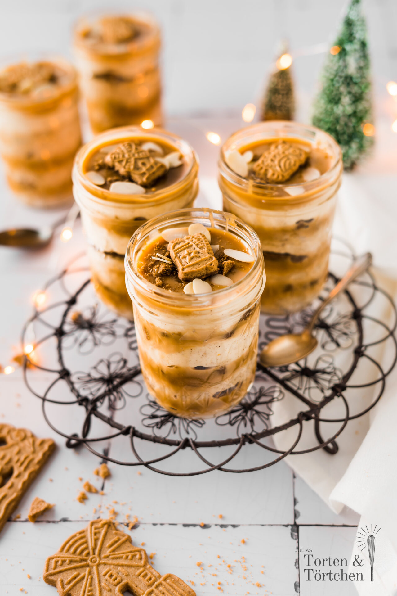 Einfaches und schnelles Rezept für das perfekte Dessert zu Weihnachten! Ein Spekulatius Tiramisu im Glas (ohne Ei) mit Karamell! #dessert #weihnachtsbäckerei #weihnachtsdessert #tiramisu #spekulatius