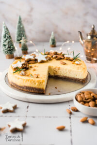 Einfaches Rezept für einen super Cremigen New York Cheescake in winterlicher Version als Zimtstern Käsekuchen mit Zimtstern Boden und einer Käsekuchenfüllung mit Vanille, etwas Orange und Mascarpone. Wniger säuerlich und super cremig! #Käsekuchen #Zimtsterne #Cheesecake #Weihnachtsbäckerei #backen #Rezept